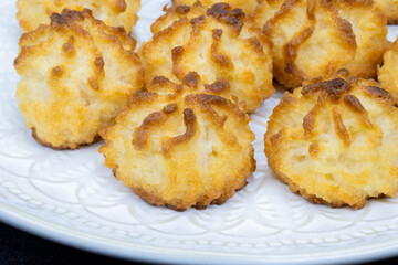 rochers à la noix de coco dans une assiette