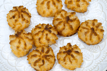 rochers à la noix de coco dans une assiette