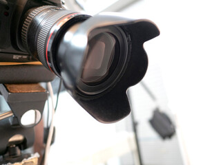 撮影中のカメラ　レンズズームアップ