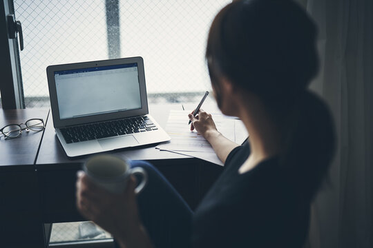 パソコンを見ながらくつろぐ女性