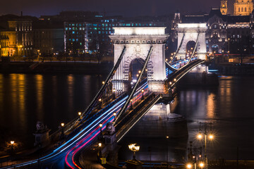 Széchenyi Chain Bridge, UNESCO beschermde historische site, & 39 s avonds verlicht in Boedapest, Hongarije