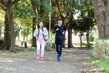 Obraz premium 楽しそうに公園を走る夫婦