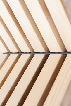 Wood lined up in the shape of an arrow.
Holz gereiht in Pfeilform.