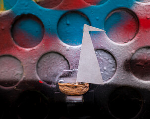 Build a nut shell sailing ship.
Nußschiffchen selber bauen.