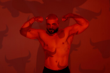 Fototapeta na wymiar Young brutal caucasian muscle man showing biceps
