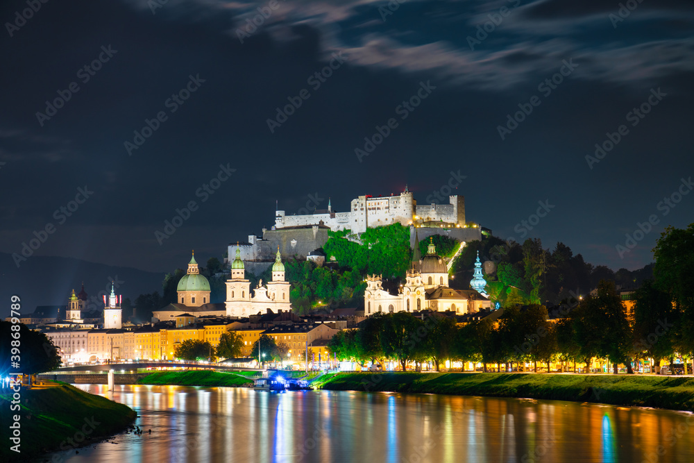 Wall mural Salzburg at night. City skyline with Festung Hohensalzburg castle, Austria