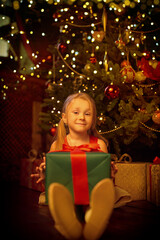 Fototapeta na wymiar happy child with a gift