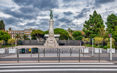 Fototapeta na wymiar Monument du Centenaire / Statue de Nikaïa / Nice / Alpes Maritimes