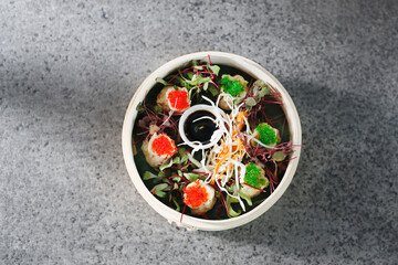 Fototapeta Orientalna potrawa, pierogi gotowane na parze z warzywami. Kolorowa kuchnia orientu obraz