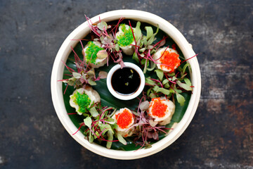 Orientalna potrawa, pierogi gotowane na parze z warzywami. Kolorowa kuchnia orientu - obrazy, fototapety, plakaty