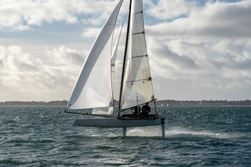 Catamaran à foils