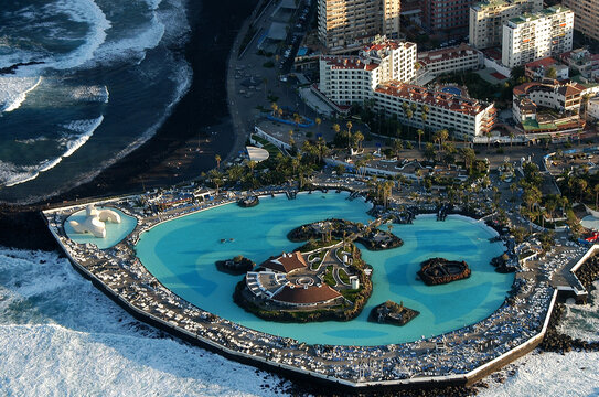 Foto a&eacute;rea del lago y playa de Marti&aacute;nez en la costa del Puerto de la Cruz, Tenerife, Canarias