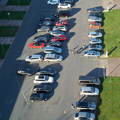 Luftaufnahme von einem Parkplatz mit Autos in der Innenstadt von Magdeburg