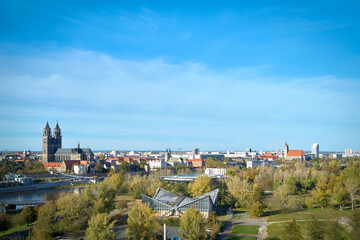Fototapeta premium Panorama der Stadt Magdeburg mit dem Rothehornpark und dem Dom auf der anderen Seite der Elbe