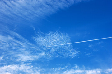 巻雲と飛行機雲が美しい