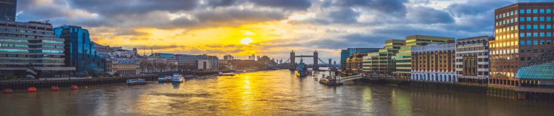 Obraz premium London sunrise panorama with Tower Bridge in the background 