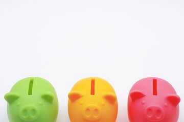 緑、黄色、ピンクの豚の貯金箱　白背景