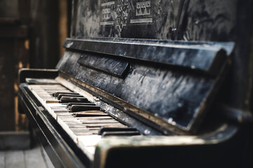 The very old dusty piano with blur background. Detail.