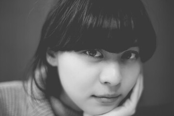 白黒写真　目の大きな女性のアップ