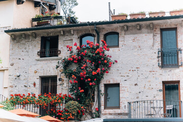 Fototapeta na wymiar Gebäudefassade in Italien mit Fensterläden