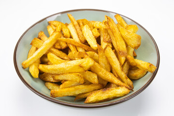 frites françaises dans un plat isolé sur un fond blanc