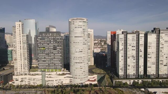 Paneo de edificios en ciudad, d&iacute;a soleado cielo sin nubes