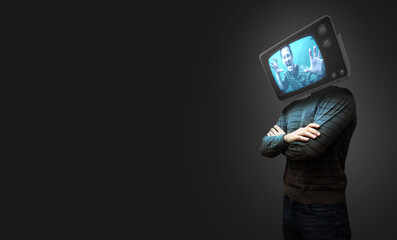 Gefangen im TV – Mann mit Fernseher auf dem Kopf