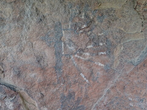 Alero cueva en cerro colorado, córdoba, argentina con pictograma de un cazador 