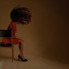 femme assise jambe chemise rouge © DG