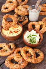 Laugenbrezeln mit Sesam