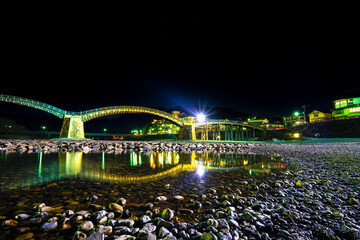 Obraz premium The Kintai Bridge at night in Iwakuni, Japan