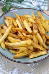 frites françaises dans un plat rond