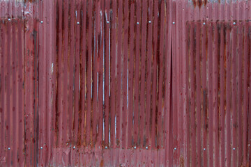 錆びた赤茶色の鉄板の壁