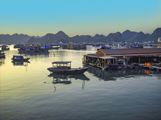 Fototapeta na wymiar scenic sunset with boat people living on houseboats in Vietnam