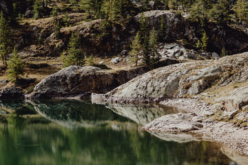 Lac des montagnes en haute altitude 