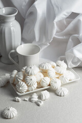Small white meringues .
