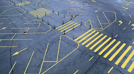 Farbe 2021 leuchtende und ultimative graue Fahrbahnmarkierungen auf dem leeren Parkplatzasphalt © UrbanWitness