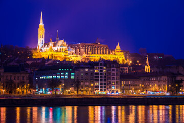Obraz premium Fisherman's Bastion castle and St. Mathias church in Budapest - Hungary at night
