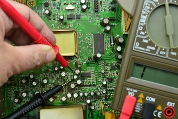 Técnico reparando una placa de circuito impreso