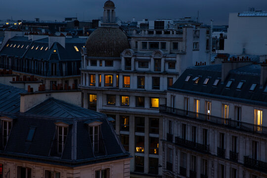 toits immeubles &agrave; paris la nuit