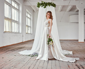 Fototapeta premium Bride in a white tent in a loft studio