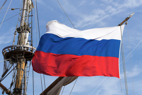 drapeau russe sur un trois-m&acirc;ts historique