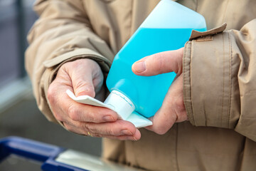 Obraz premium The handle of a shopping cart get disinfected