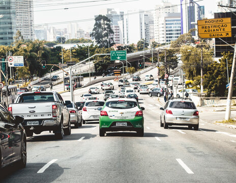 Tr&acirc;nsito, carros, Brasil. Tr&acirc;nsito na cidade de S&atilde;o Paulo. S&atilde;o Paulo, SP - Brasil. 11 de Abril de 2019.