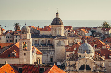 Fototapeta premium a large building with a dome and domed roofs with a body of water in the background