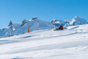 Fototapeta na wymiar Skipiste in den Alpen