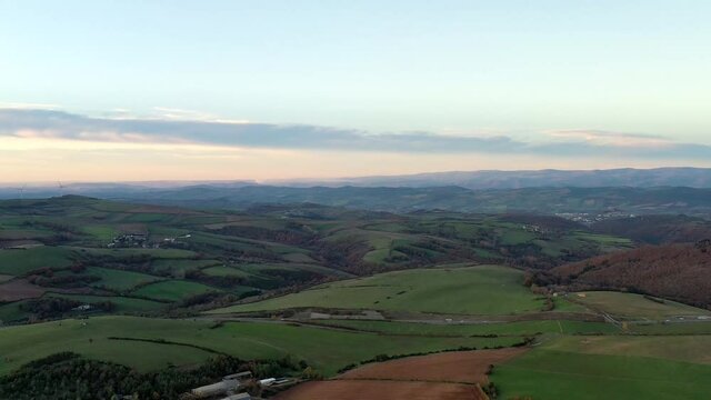 survol du plateau du Larzac, soleil couchant