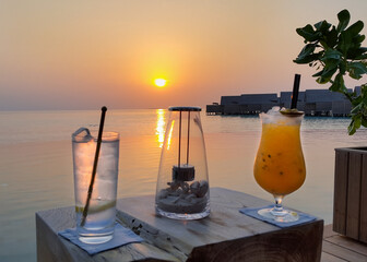 Cocktails beim Sonnenuntergang auf den Malediven (Sundowner), Gin Tonic und Maracuja-Cocktail