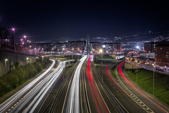 Bilbao, Pais Vasco, Vizcaya, entrada a la ciudad. Alto tr&aacute;fico nocturno, puente y gran complejo de carreteras, gran ciudad iluminada estelas de coches y autobuses.