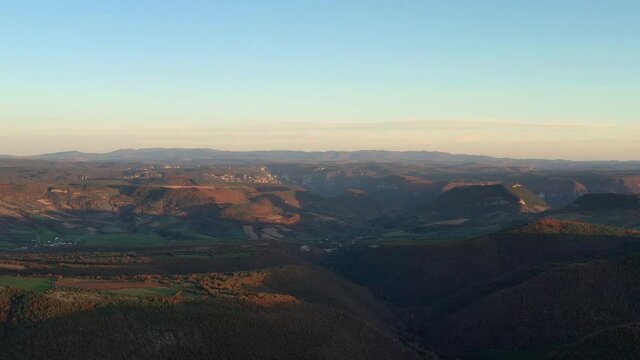 survol du plateau du Larzac, soleil couchant